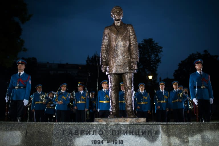 La Guardia de honor del ejército serbio junto a la estatua de bronce de Gavrilo Princip, después de la ceremonia de inauguración en Belgrado, el pasado 28 de junio de 2015.