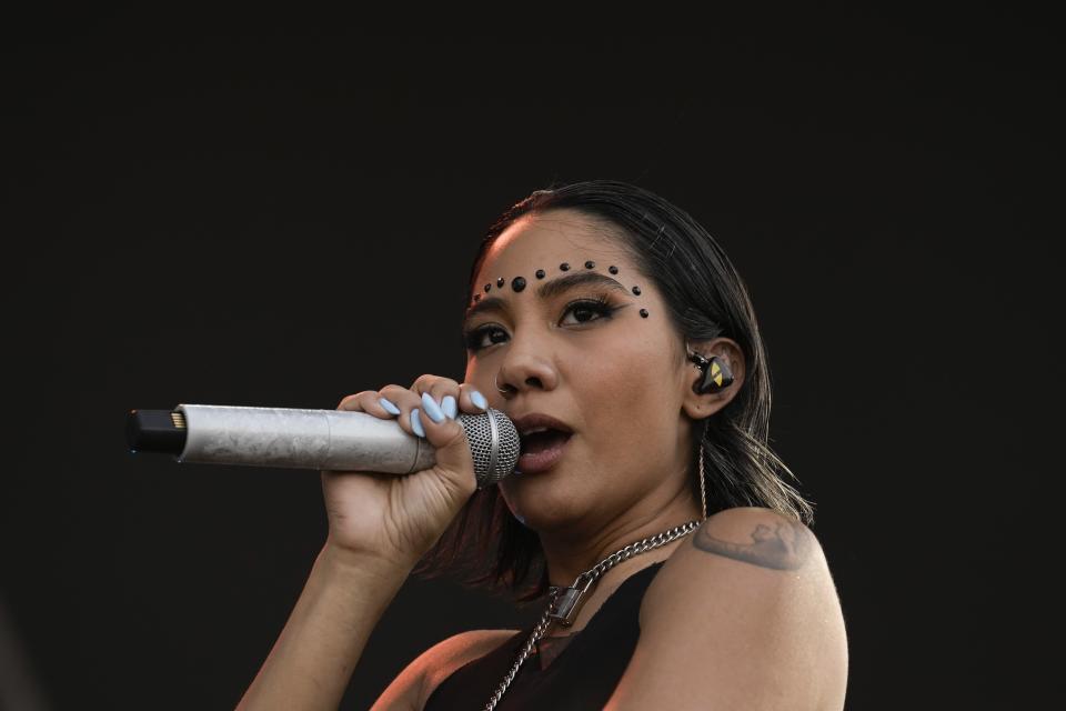 La cantante puertorriqueña RaiNao durante su concierto en el festival AXE Ceremonia en el Parque Bicentenario en la Ciudad de México el domingo 24 de marzo de 2024. (Foto AP/ Marco Ugarte)