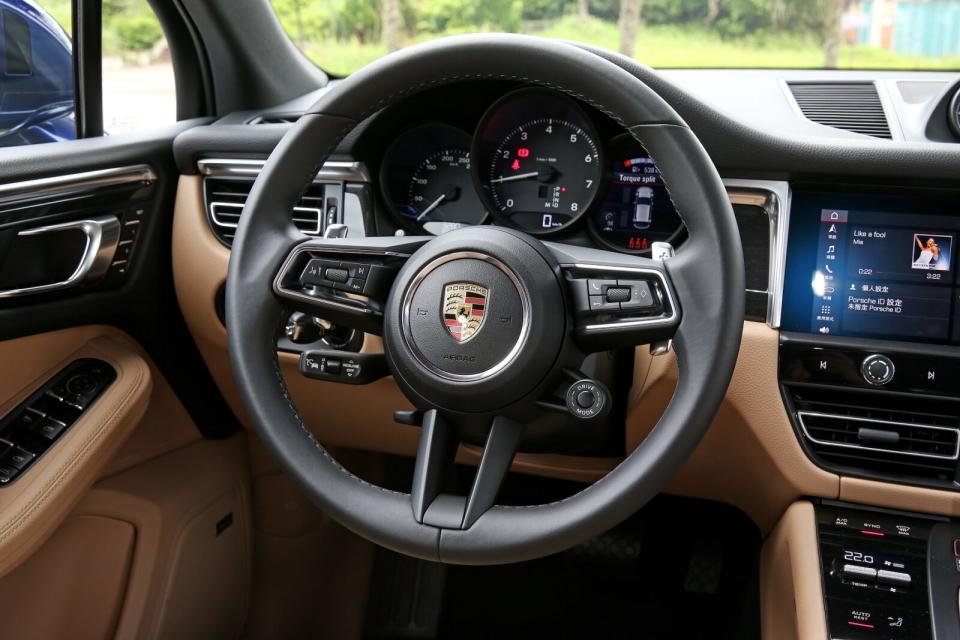 換上與新一代911相同風格的多功能方向盤，右下角則為包含在跑車計時套件內的駕馭模式旋鈕。