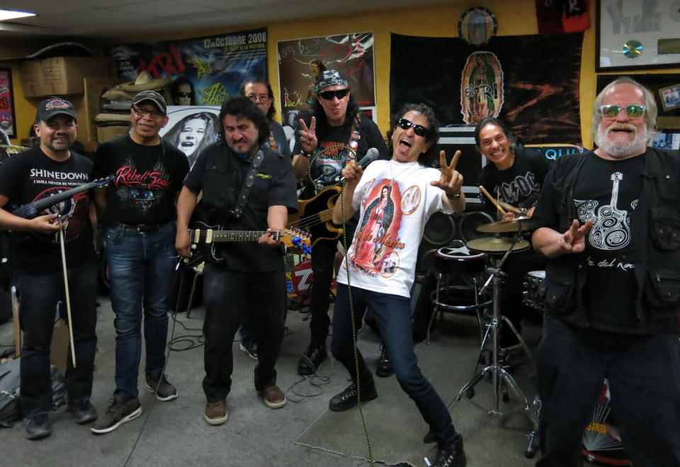 En esta foto del 4 de octubre del 2018, el rockero mexicano Alex Lora, en el centro, posa con miembros de su banda durante un ensayo en la Ciudad de México. Lora celebra 50 años de trayectoria este fin de semana con un concierto en el Palacio de los Deportes capitalino. (AP Foto/Berenice Bautista)