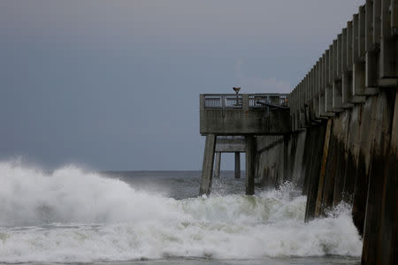 Las olas rompen a lo largo de un muelle cuando el huracán Michael se acerca a Panama City Beach, Florida, EEUU, 9 de octubre de 2018. REUTERS / Jonathan Bachman