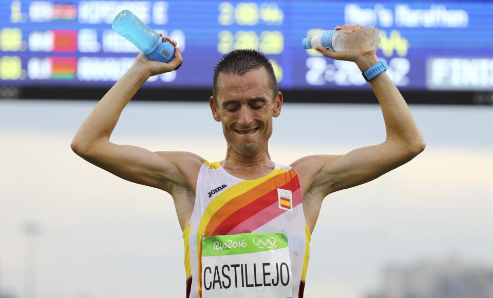 El atleta Carles Castillejo tras finalizar la prueba de maratón de los Juegos Olímpicos de Río 2016. (Foto: Lucy Nicholson / Reuters).