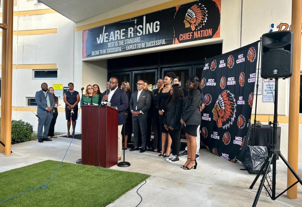 El senador estatal Shevrin Jones (demócrata por el Distrito 34 de Miami Gardens) habla durante una conferencia de prensa, el martes 24 de octubre de 2023, en la Secundaria Carol City de Miami. Jones y otros funcionarios electos enviaron a 10 estudiantes de la Secundaria Carol City a Washington para reunirse con el presidente Joe Biden, la primera dama Jill Biden y la vicepresidenta Kamala Harris. Los estudiantes fueron seleccionados por sus habilidades académicas y de liderazgo.