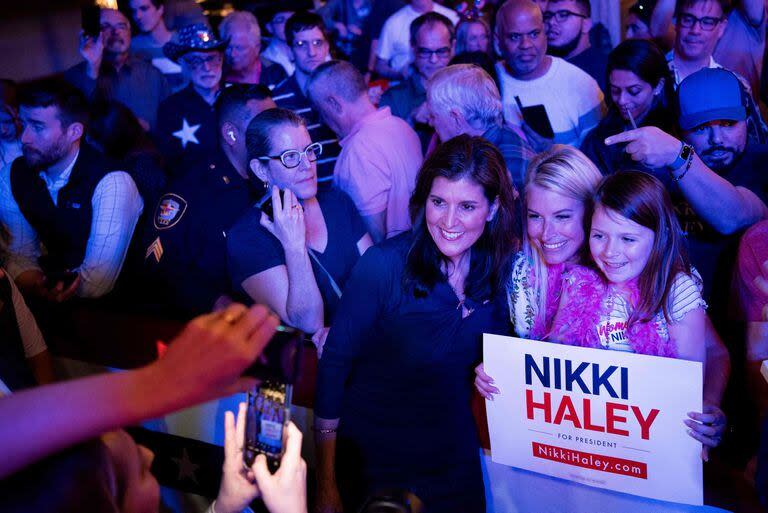 La candidata presidencial republicana, la ex embajadora ante la ONU Nikki Haley posa para las fotos con sus seguidores tras un mitin de campaña el 4 de marzo de 2024 en Fort Worth, Texas. 