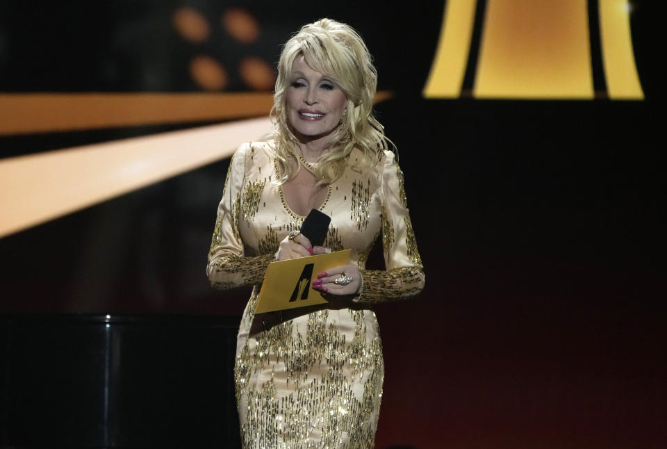 Dolly Parton presenta el premio al artista del año durante la ceremonia de los Premios ACM, el lunes 7 de marzo de 2022 en el Allegiant Stadium en Las Vegas. (Foto AP/John Locher)