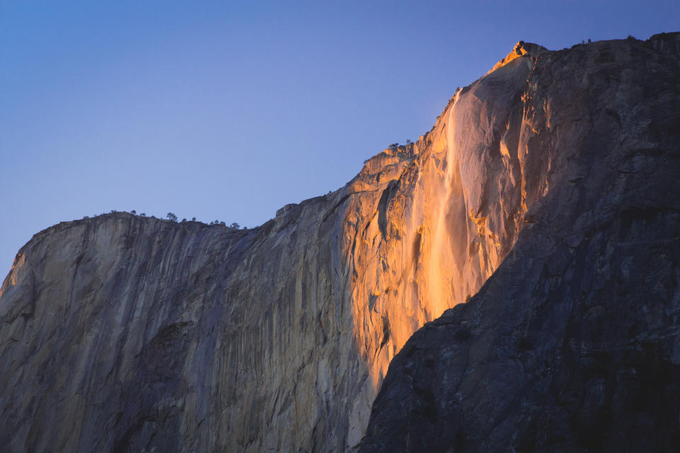 Wetter und Wasser, Sonne und Niederschlag: Viele Bedingungen müssen perfekt passen, um den "Feuerfall" im Yosemite Nationalpark zum Brennen zu bringen. Foto: gettyimages / sam wirch