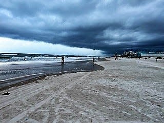 Jacksonville Beach ... a storm cloud, but no storm.