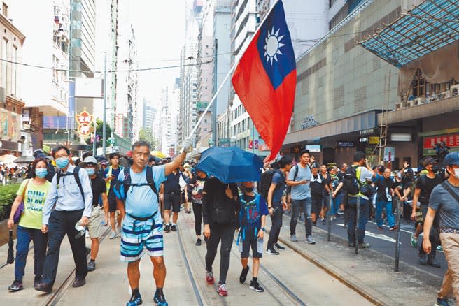 香港官方強調，十月十日雙十節，市民切勿意圖做出把台灣從中國分裂出去的行為。據了解，公開拿中華民國國旗屬禁止之列。圖為先前香港市民還可在大街上舉起中華民國國旗。（本報資料照片）