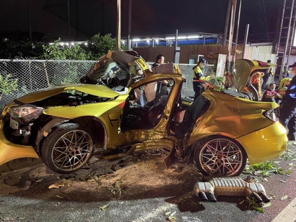 土豪金BMW自撞釀車禍。（圖／翻攝自記者爆料網）