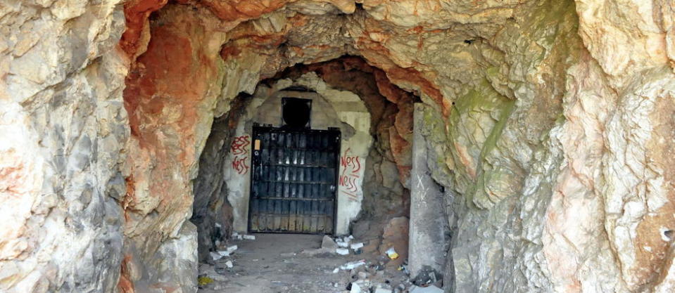 Entrée de la grotte de Listel, surnommée « la grotte sanglante », où le corps de Patrick Isoird a été retrouvé le 17 juillet 2014.
