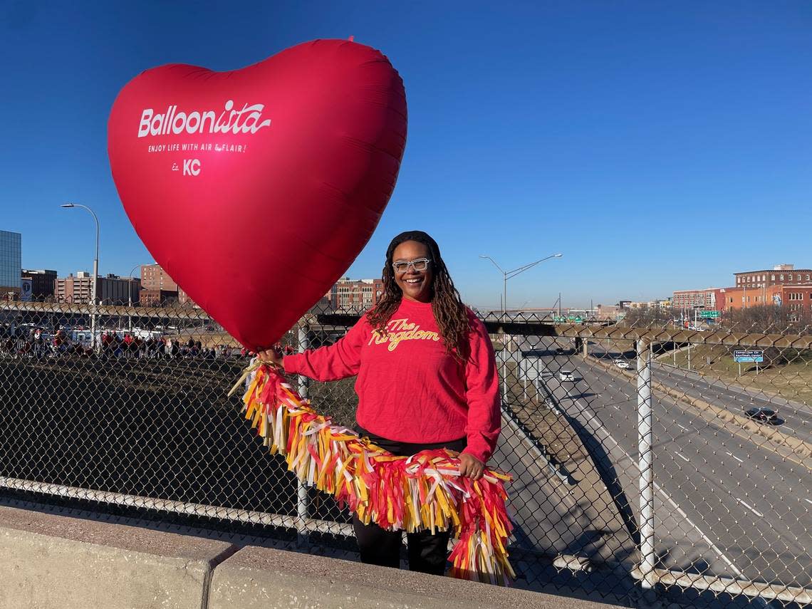 Enjoli Gavin-Rudd and her giant balloon. Katie Moore/kamoore@kcstar.com