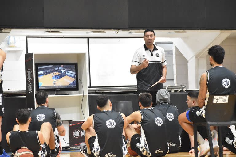 Leo Gutiérrez, entrenador de Ciclista Olímpico de La Banda