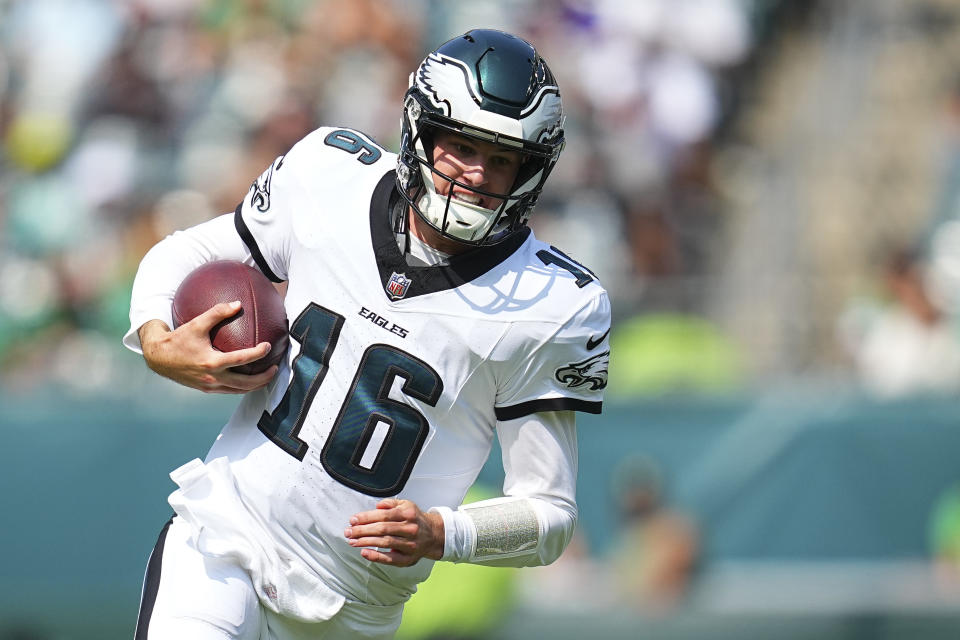 PHILADELPHIA, PENNSYLVANIA - 24 AGUSTUS: Tanner McKee #16 dari Philadelphia Eagles membawa bola melawan Minnesota Vikings selama pertandingan pramusim di Lincoln Financial Field pada 24 Agustus 2024 di Philadelphia, Pennsylvania. Vikings mengalahkan Eagles 26-3. (Foto oleh Mitchell Leff/Getty Images)