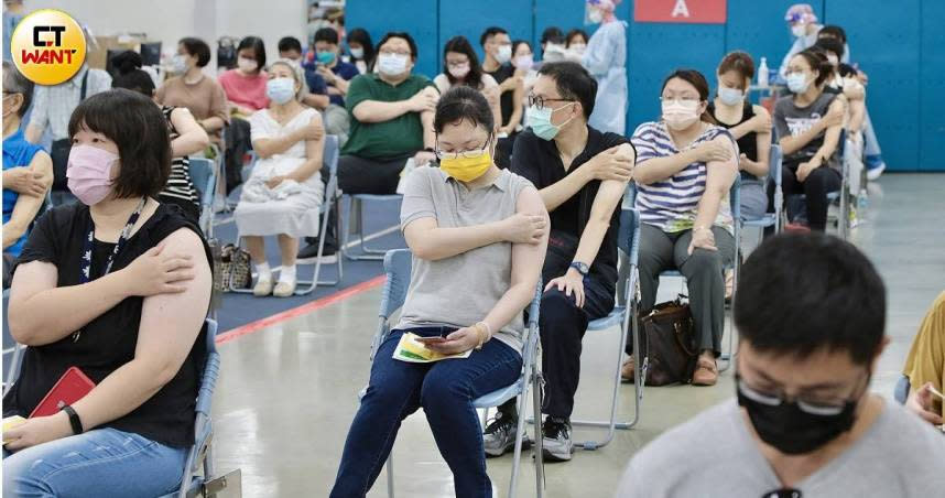 台灣民眾現在正積極接種疫苗，但有國內醫師發現，老人家的接種意願，似乎出現瓶頸。（圖／馬景平攝）