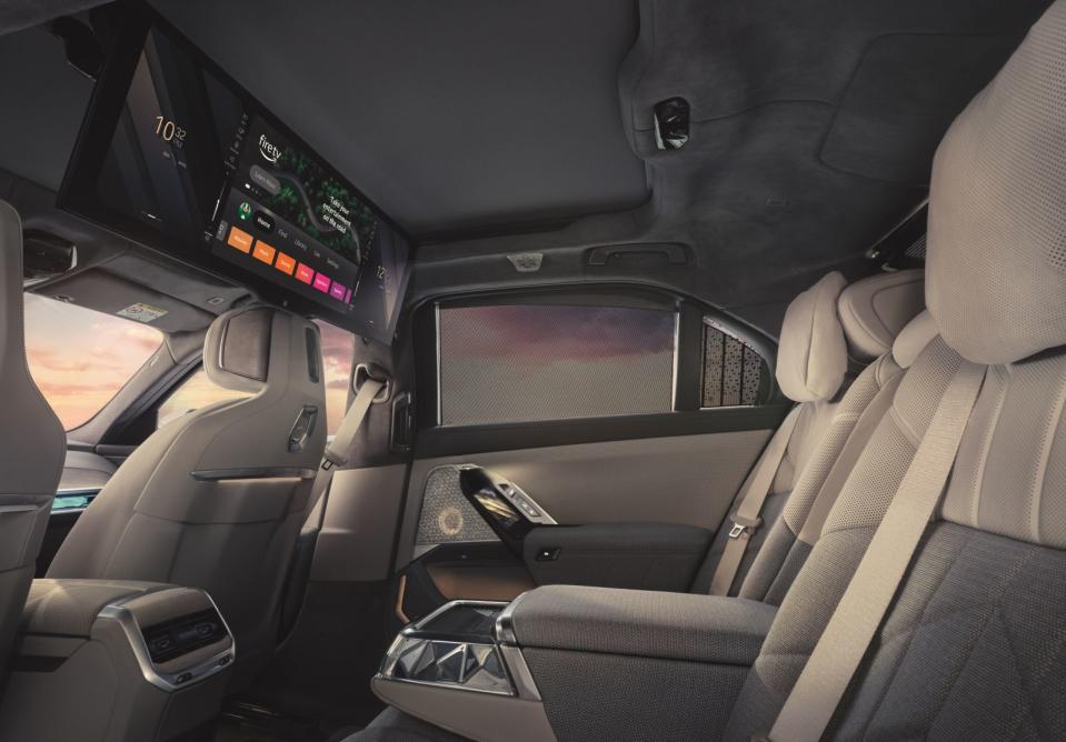 車壇唯一的31.3吋BMW懸浮式劇院螢幕、5.5吋後座專屬觸控螢幕與Bowers & Wilkins頂級音響系統，搭配上豪華型四區恆溫空調、全景式玻璃車頂與後座豪華總裁座椅，將後座打造成擁有絕佳視聽饗宴的頂級私人豪華劇院，猶如陸上頭等艙的層峰舒適座艙氛圍