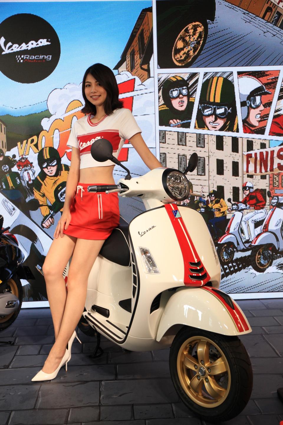 Vespa GTS 300 Racing Sixties.jpg