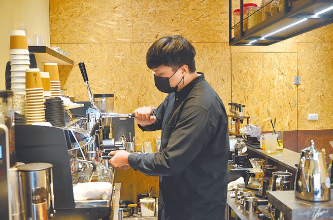 位於桃園青埔的豪爾咖啡，老闆劉子豪期盼用平易近人的價格，讓民眾能負擔得起好喝的咖啡。（賴佑維攝）