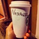 Nicht ganz einfach zu schreiben ist ohne Frage der schöne Name Nathaniel – doch der verantwortliche Barista machte keinesfalls einen einfacheren Namen daraus. Auf Twitter scherzt der Betroffene: "Von diesem Tage an werde ich nur noch als Natuanzel bekannt sein. Genau wie Cher brauche ich nur einen einzigen Namen."