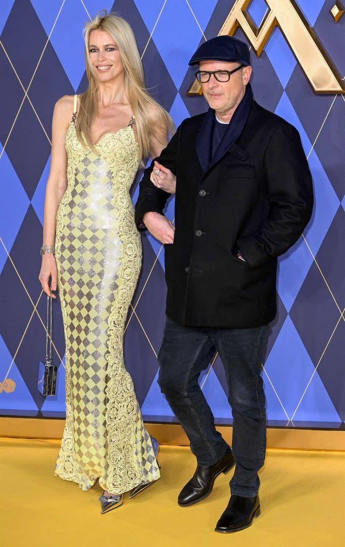 Claudia Schiffer acompañó a su marido, el cineasta Matthew Vaugh, al estreno de Argylle, su última película. El evento se llevó a cabo en Londres y la supermodelo alemana, quien además fue la productora ejecutiva del film, deslumbró en la alfombra amarilla con un look al que no le faltó nada