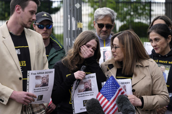 Melanie Berry consuela a su hija Claire Berry mientras su hijo Ryan Berry observa después de que hablaron en un mitin frente a la Casa Blanca el 3 de mayo de 2023 en Washington para pedirle a la administración de Biden que ayudara a liberar a los rehenes y detenidos:  / Préstamo:  Susan Walsh/AP