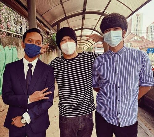 Namewee (middle) alongside Toh and the lawyer this morning 