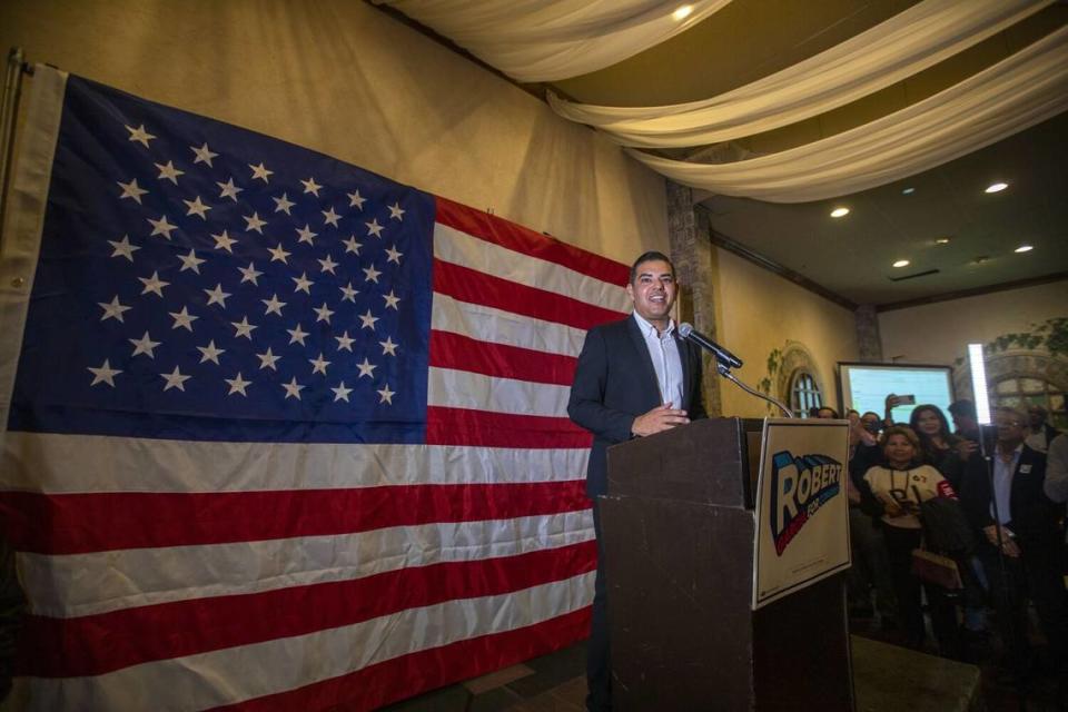 Robert García se dirige a sus partidarios durante su celebración en la noche electoral el 8 de noviembre en Long Beach. Francine Orr/Los Angeles Times/TNS