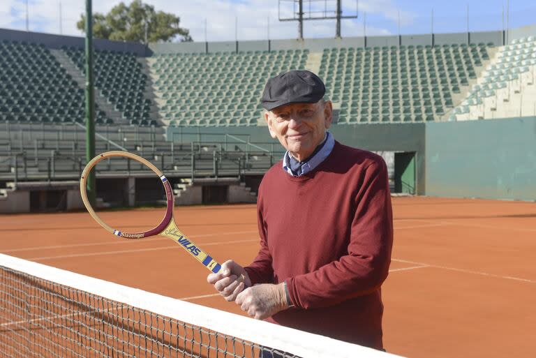 El periodista Juan José Moro, pionero de las coberturas de tenis en la Argentina, en el court central del Buenos Aires Lawn Tennis Club, con una raqueta de Guillermo Vilas que le obsequió Ion Tiriac