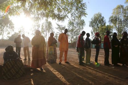 People queue to vote during the presidential and legislative election at a polling station in Ouagadougou, Burkina Faso, November 29, 2015. REUTERS/Joe Penney