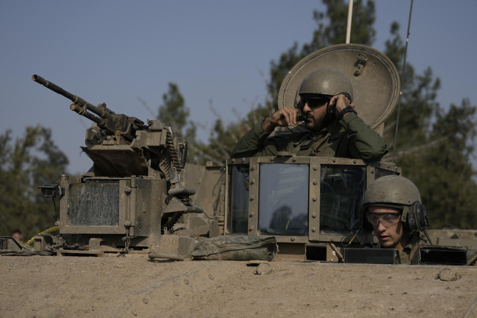 Soldados israelíes se sientan en un vehículo blindado cerca de la frontera con la Franja de Gaza, el lunes 18 de diciembre de 2023. (AP Foto/Leo Correa)