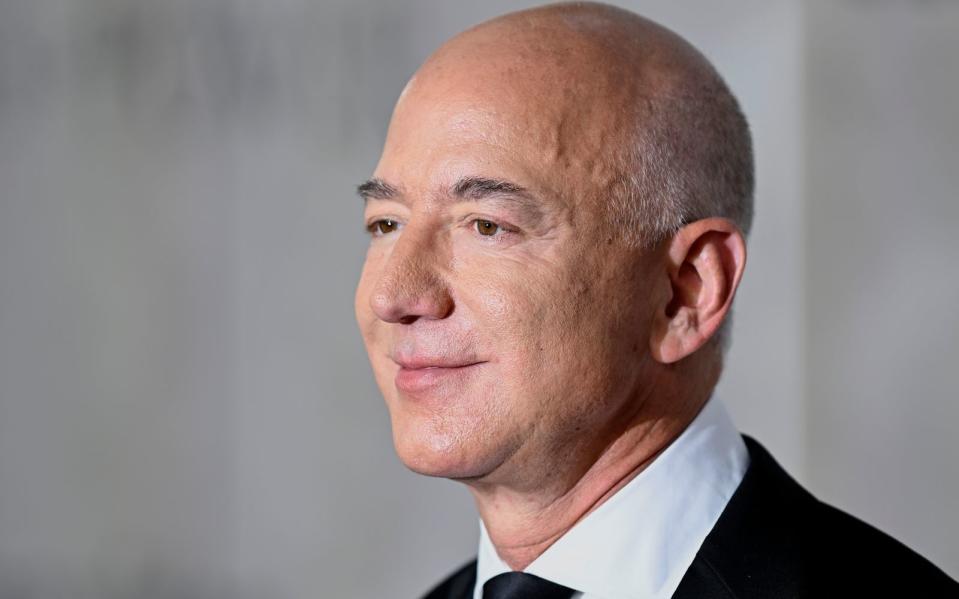 Jeff Bezos und seine Kinder sind große Tolkien-Fans, wie der Amazon-Gründer bei der Weltpremiere von 