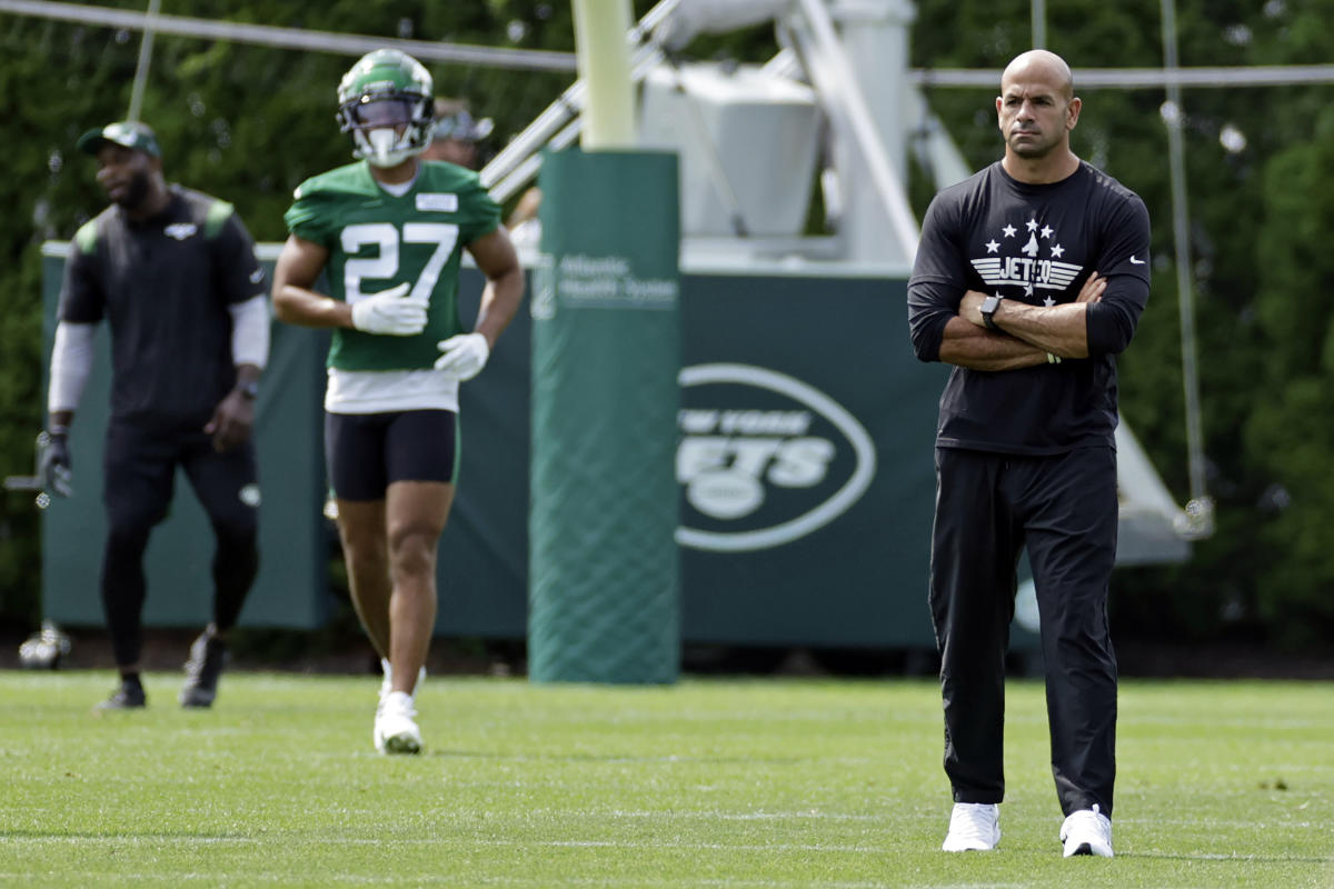 Notebook  Jets HC Robert Saleh Assesses the Guardian Helmet