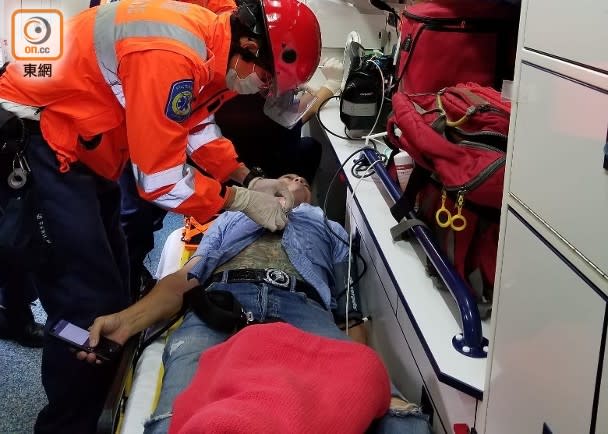 一名男傷者在救護車上接受護理。(楊日權攝)

