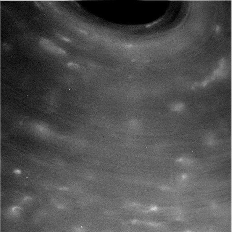 'Giant Hurricane' on Saturn: 1st Images Back from Cassini's Epic Ring Dive