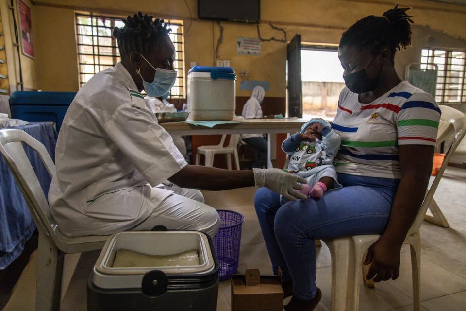 Chief nursing officer Olatunji administers a vaccine at the Ita Elewa health centre in Ikorodu (Yagazie Emnezi/Save The Children)