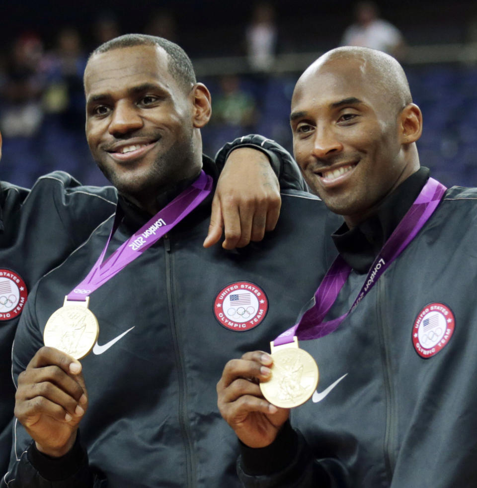 LeBron James y Kobe Bryant muestran su oro olímpico conseguido en Londres 2012. (Foto: Charles Krupa / AP).