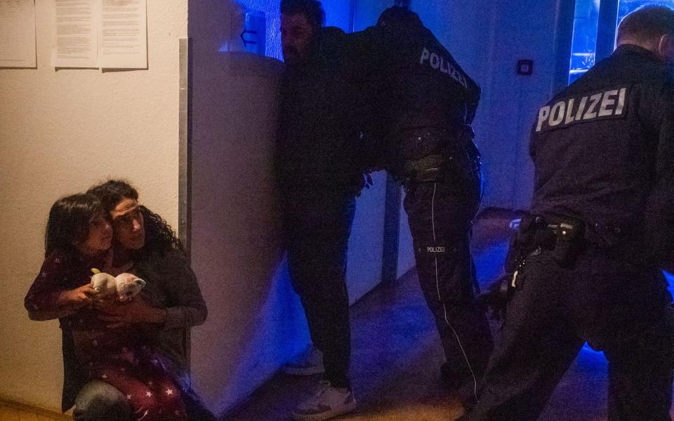 Polizei-Einsatz im Frauenhaus: Die sechsfache Mutter Delisa (Spielszene, links) wurde von ihren eigenen männlichen Angehörigen bedrängt und beinahe entführt. Doch es sollte noch schlimmer kommen. (Bild: ZDF / Saskia Pavek)