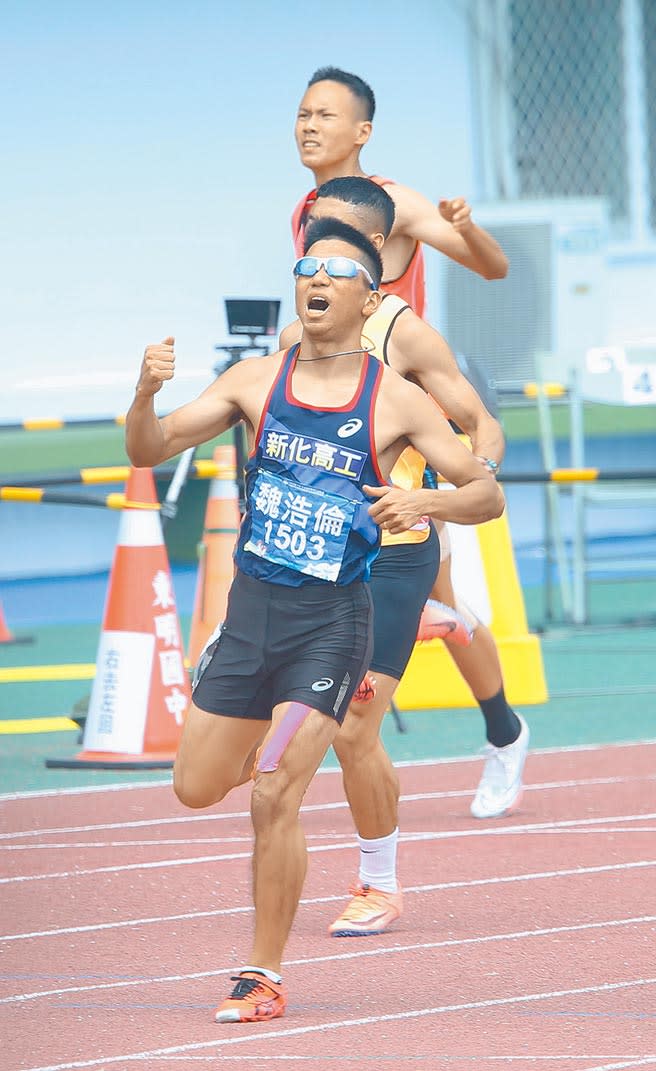 台南市新化高工魏浩倫（前），在2021雲林全中運為學校在高男組田徑拿下100公尺、200公尺金牌。（陳筱琳攝）