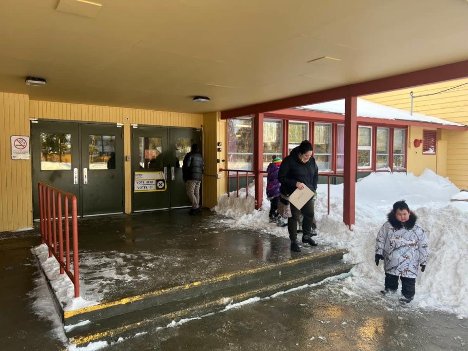 Outside Takhini Elementary School in Whitehorse, a polling station in a referendum on a proposed First Nations school board. (Paul Tukker/CBC - image credit)