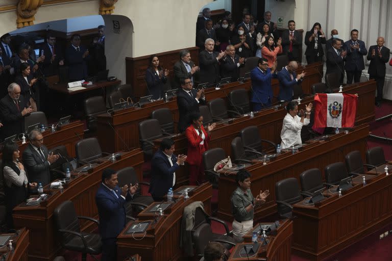 Los legisladores celebran después de votar verbalmente para destituir al presidente Pedro Castillo de su cargo en Lima, Perú, el miércoles 7 de diciembre de 2022