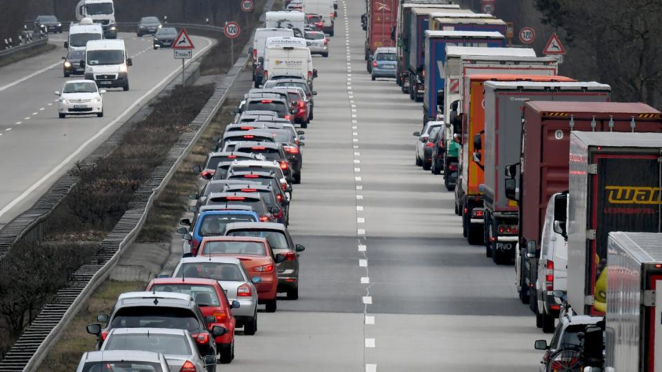 Fahrer von Personenwagen und Lastwagen bilden auf der Autobahn eine Rettungsgasse. Foto: Holger Hollemann