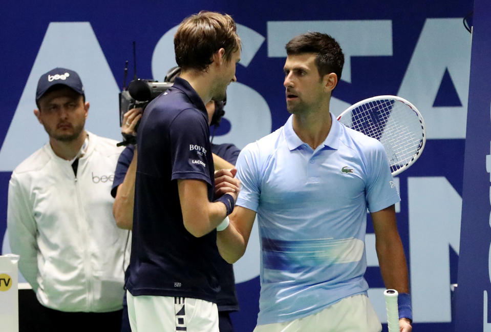 Tenis - ATP 500 - Abierto de Astana - Centro Nacional de Tenis, Astana, Kazajstán - 8 de octubre de 2022 Novak Djokovic de Serbia y Daniil Medvedev de Rusia se dan la mano después de su partido semifinal REUTERS/Pavel Mikheyev