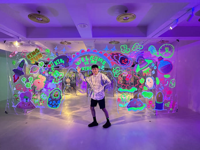 年輕藝術家KINGJUN的「歡迎來到KINGJUN的國度」展覽充滿新奇未來感。（記者施春瑛攝）