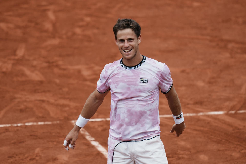 Diego Schwartzman celebra tras vencer a Jan-Lennard Struff en los octavos de final del Abierto de Francia, el lunes 7 de junio de 2021, en París. (AP Foto/Thibault Camus)