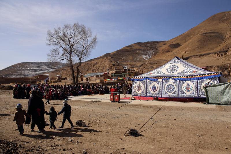 藏曆新年，村民聚集在廣場上看藏戲，演的是《智美更登》。
