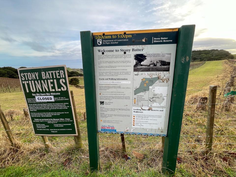 The closed sign at the entrance to the Fort Stony Batter.