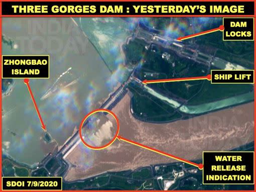 中國官方29日才釋出洩洪消息，但衛星照24日早已捕捉到三峽大壩洩洪畫面。（圖／翻攝維納亞巴特推特）