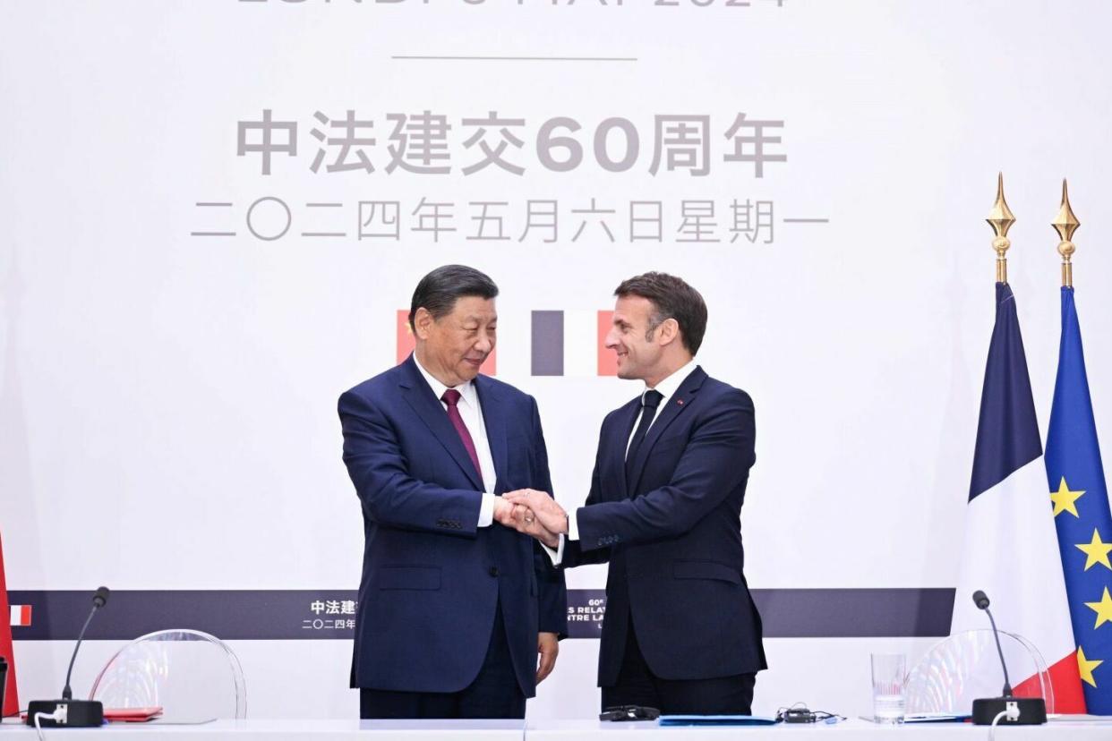 Le président chinois Xi Jinping et son homologue français Emmanuel Macron se sont réunis à l'occasion d'une conférence de presse organisée à Paris, le 6 mai 2024.  - Credit:Li Xueren/SIPA
