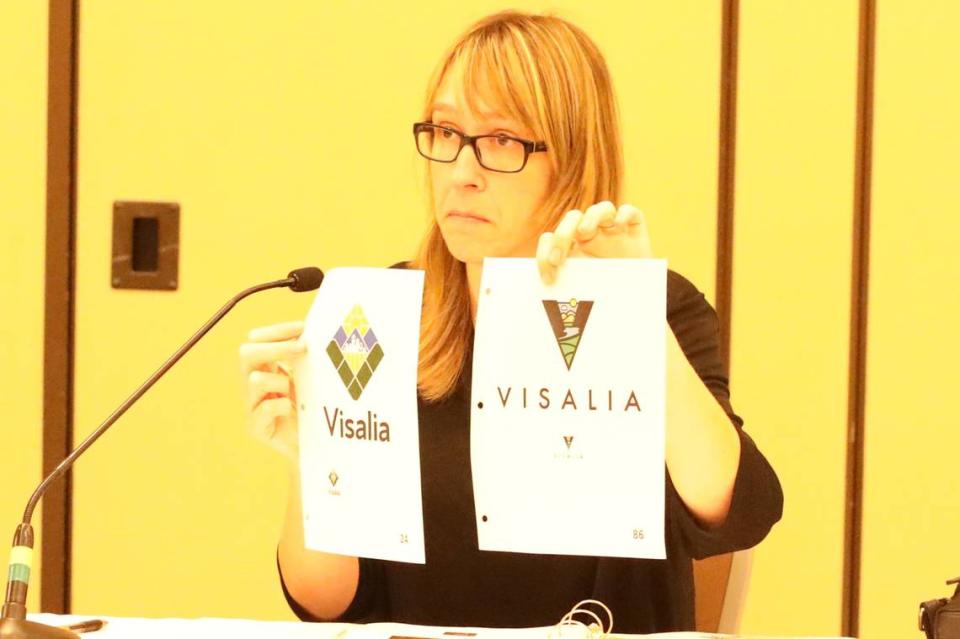 Allison M. Mackey, gerente de Comunicaciones y Marca de la Ciudad de Visalia, sostiene dos de las 87 propuestas recibidas.
