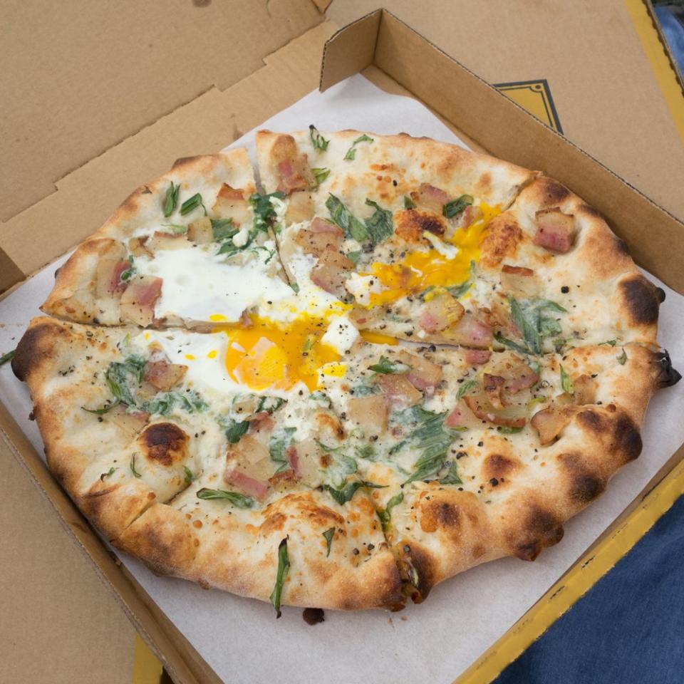 pizza carbonara egg