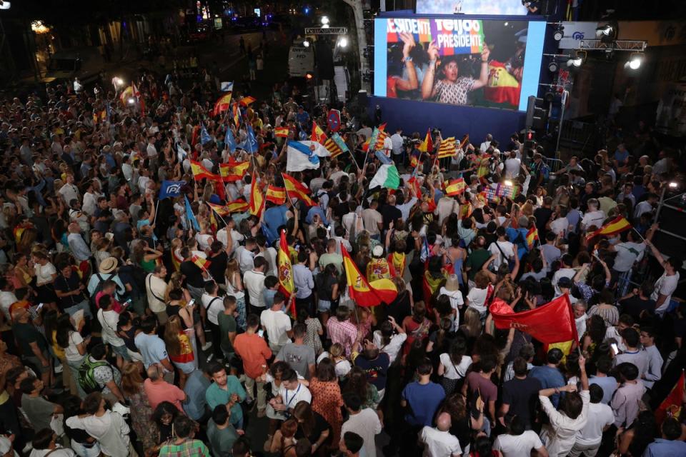 Los simpatizantes del conservador Partido Popular se reúnen frente a la sede del PP en Madrid (AFP vía Getty Images)